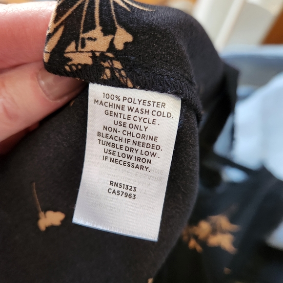 Halogen Raw Edge V-neck Tank size small - Picture 3 of 4